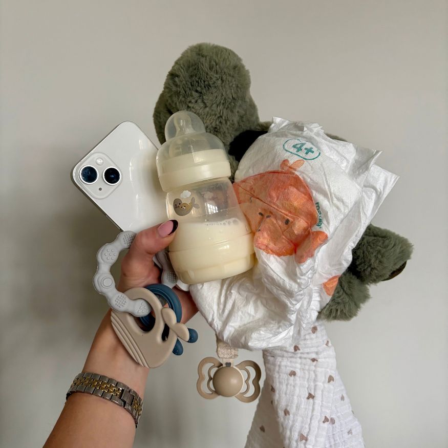 Green baby poo: what it can mean in breastfed and formula-fed babies