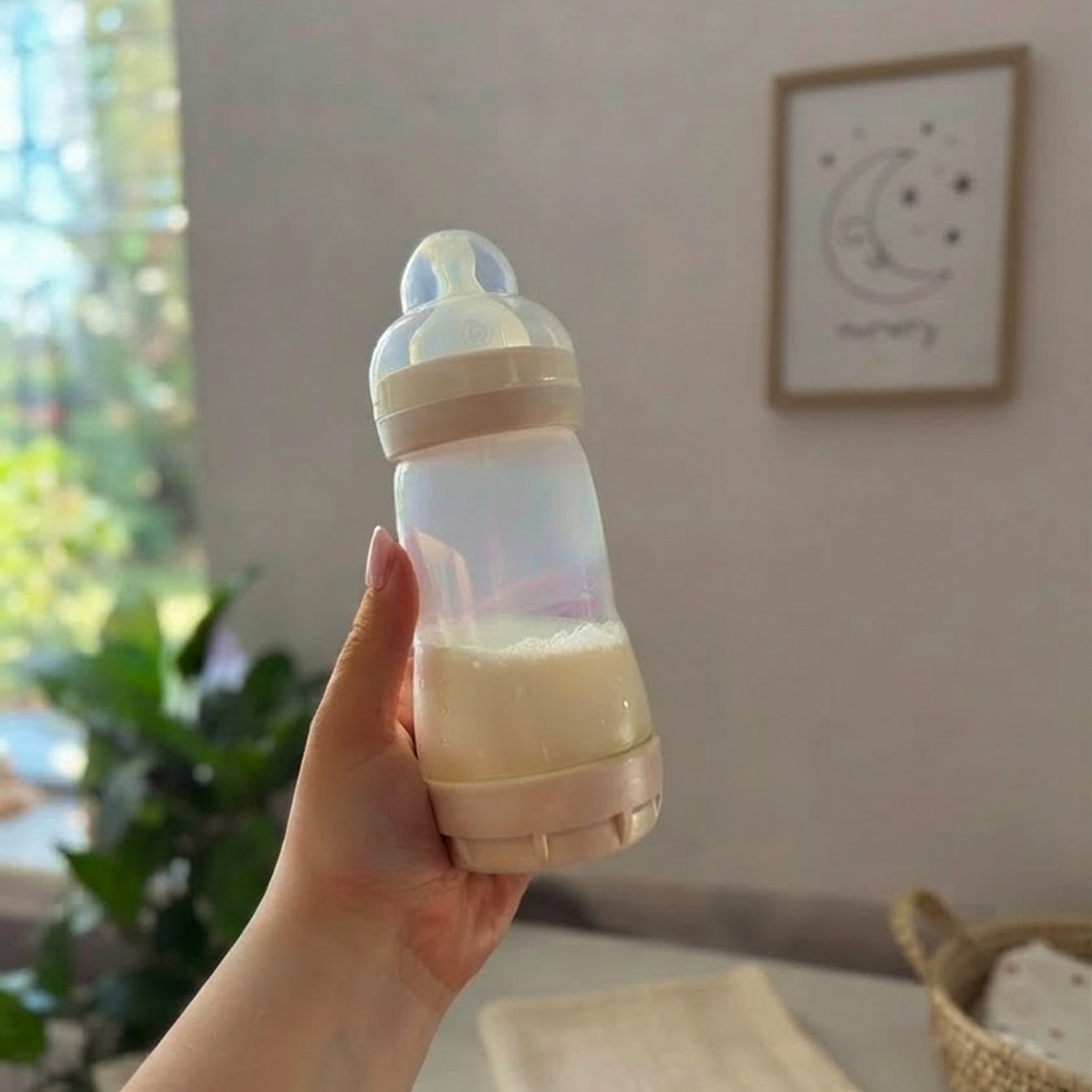 Newborn Formula Feeding Guide: How Much and How Often to Feed by Age